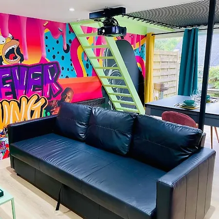 Capsule Forever Young: Entertainment Hub With Jacuzzi & Sauna * Hastiere-par-dela