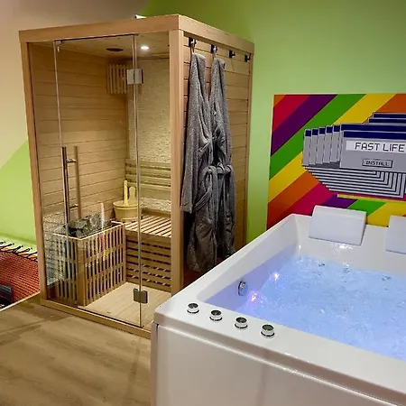 Capsule Forever Young: Entertainment Hub With Jacuzzi & Sauna Hastiere-par-dela